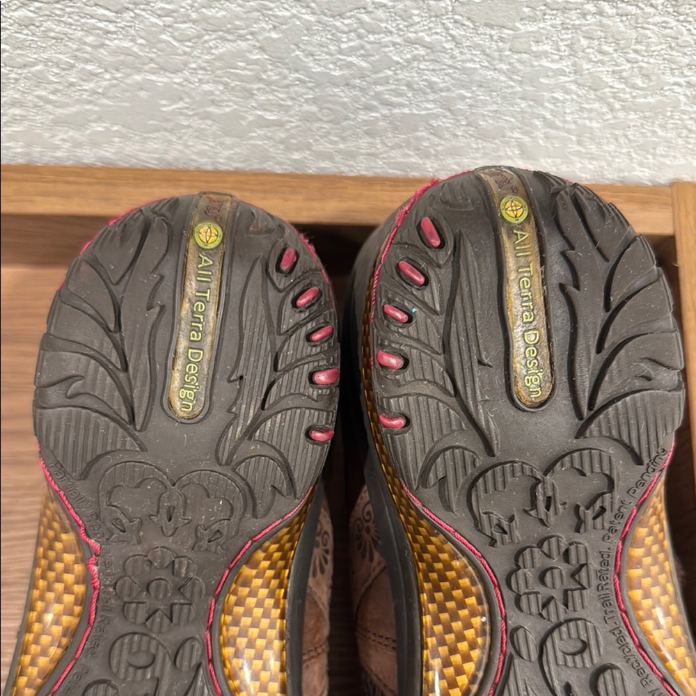 Jambu Brown and Red Sandals with Adjustable Strap - Picture 4 of 11